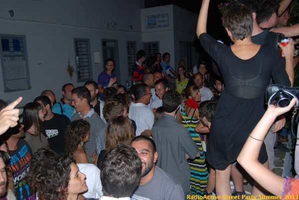 Photographie de la fête de rue du radioactive dans les ruelles de Artemonas