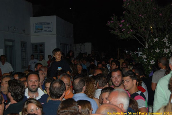 Photographie de la fête de rue du radioactive dans les ruelles de Artemonas
