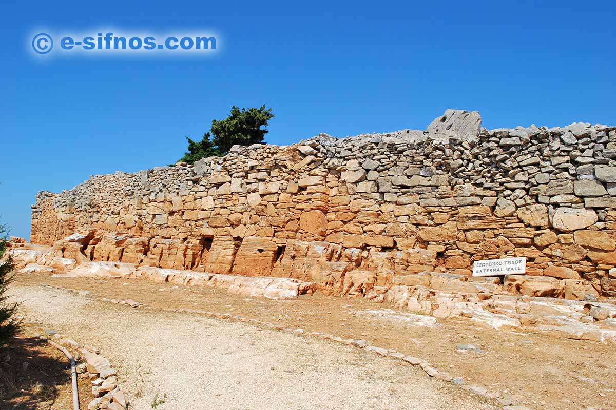 Le mura esterne della Cittadella Micenea di Agios Andreas a Sifnos