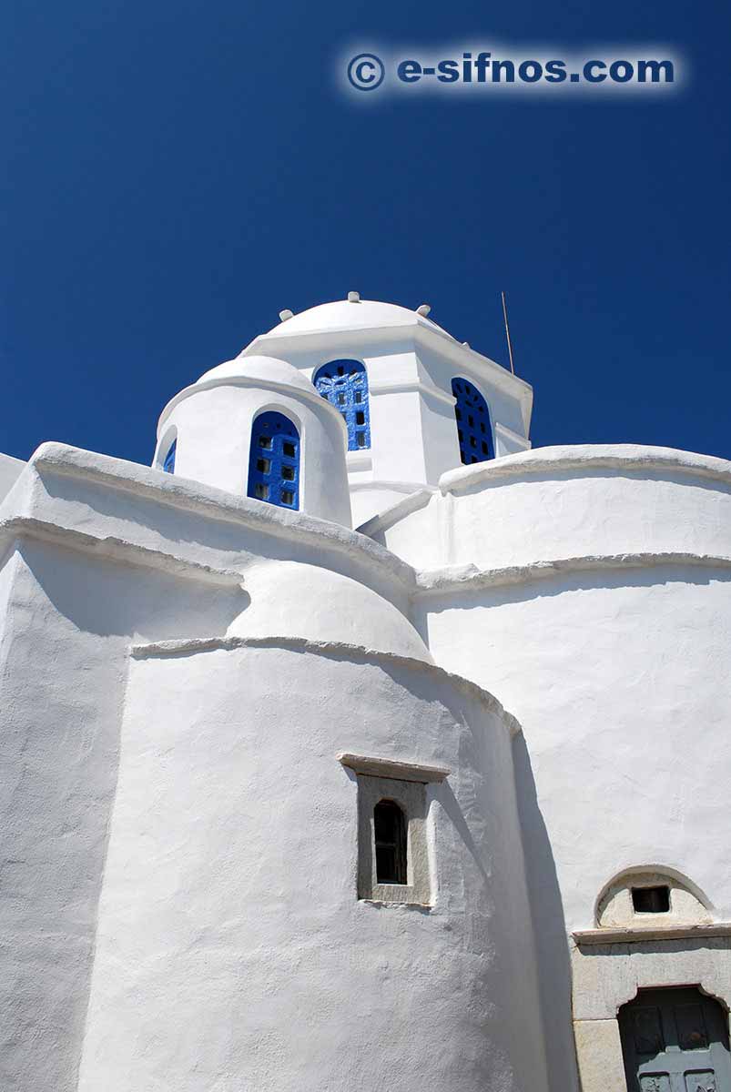 La chiesa Panagia tou Vounou, con vista sulla baia di Platis Gialos
