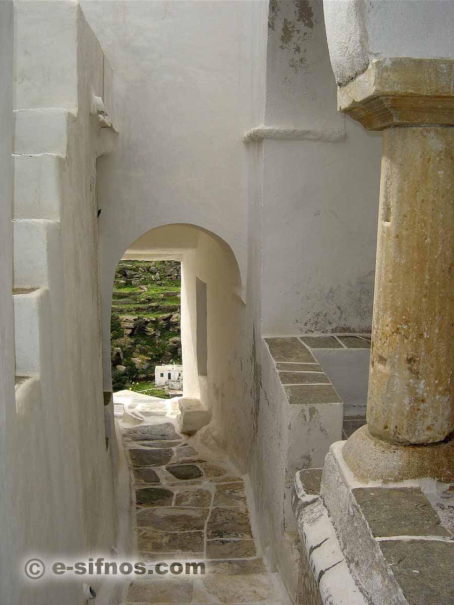 Vicolo di Kastro, in primo piano una colonna antica