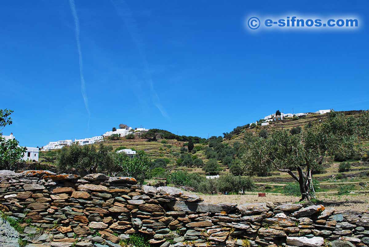Il villaggio di Agios Loukas visto dalla strada per Kastro