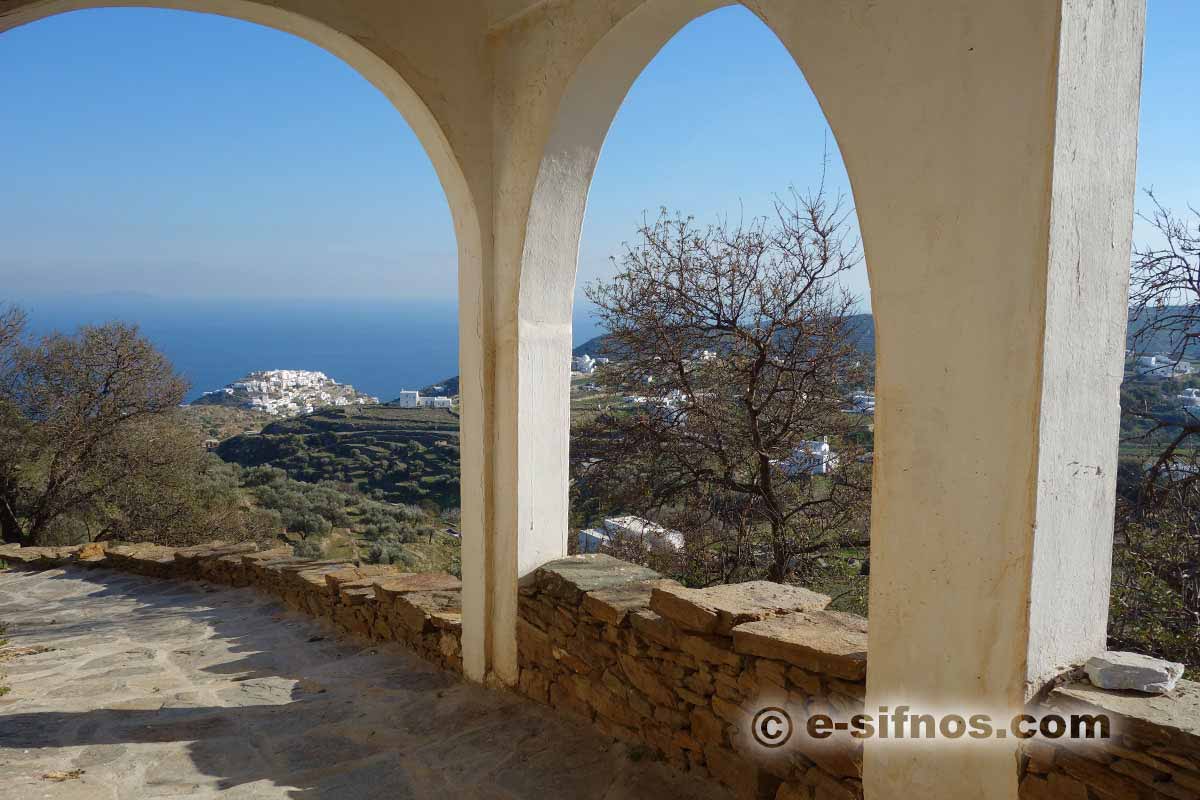 Arco con vista su Kastro e sul mare