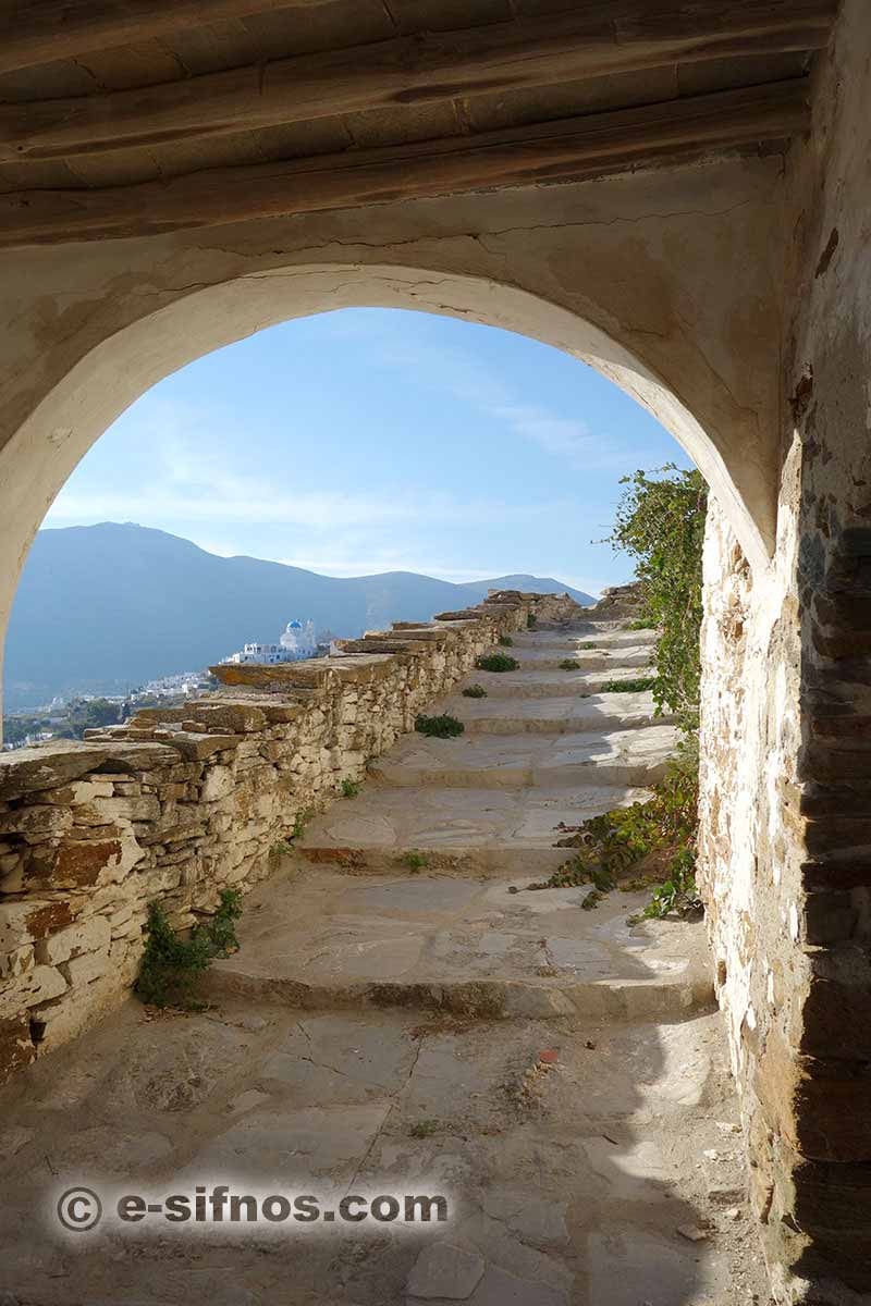 Arco con vista sul villaggio di Pano Petali