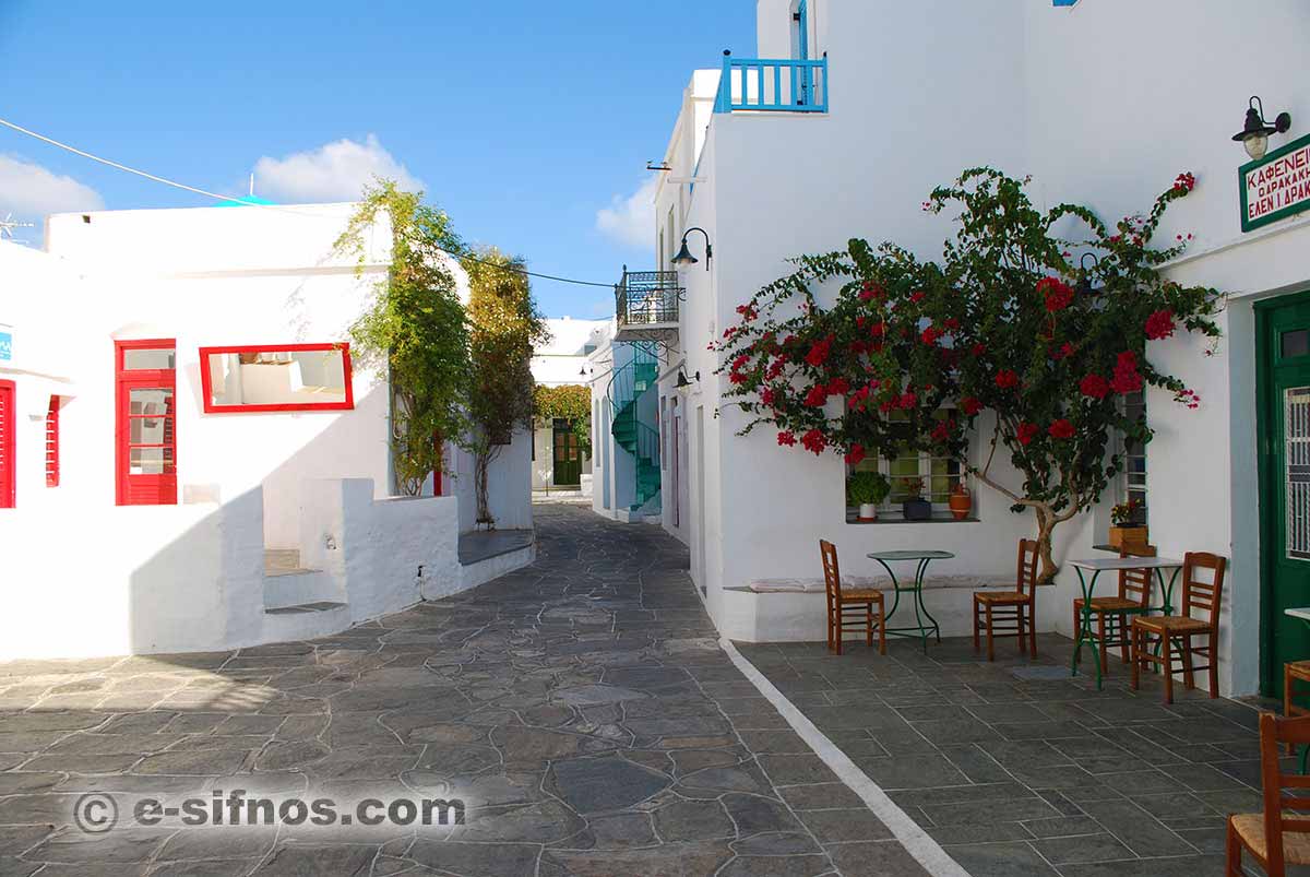Il caffè tradizionale Drakakis e il bar Doloma nel vicolo di Apollonia