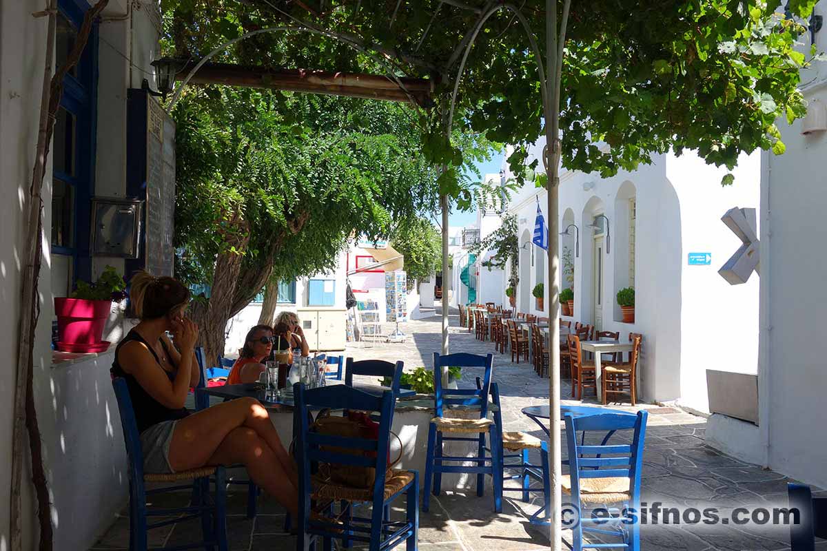 Godendosi il primo caffè nel vicolo centrale di Apollonia