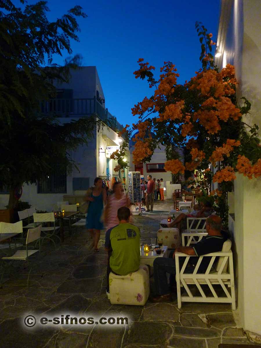 Foto notturna del vicolo di Apollonia