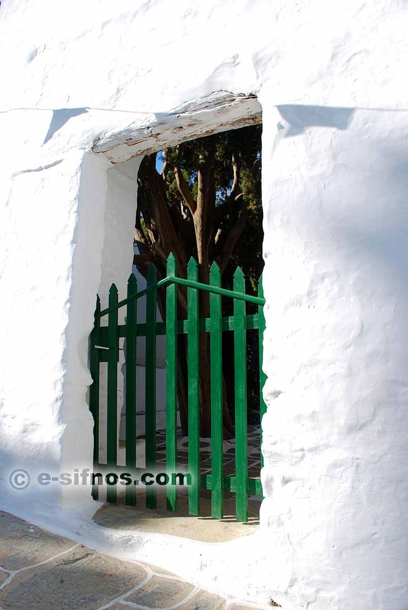 Una porta verde di legno ad Apollonia