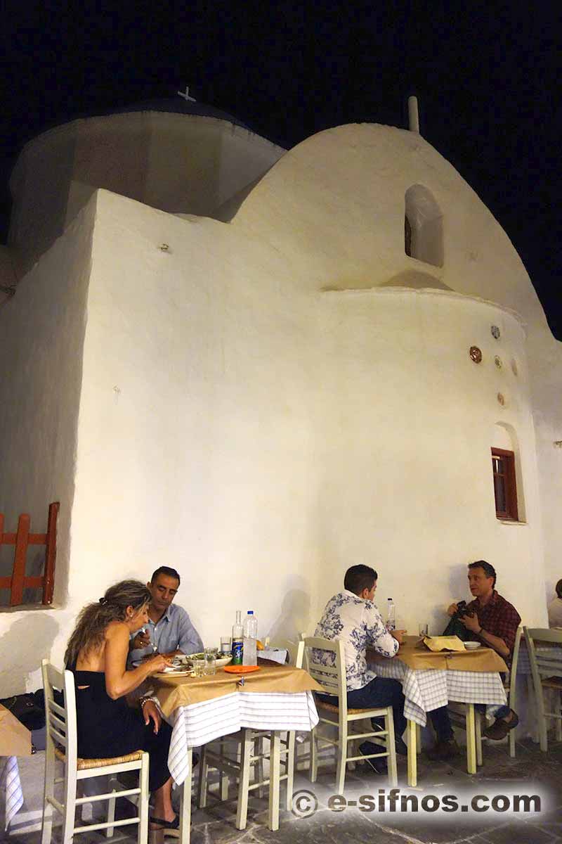 Un ristorante nel vicolo centrale di Apollonia