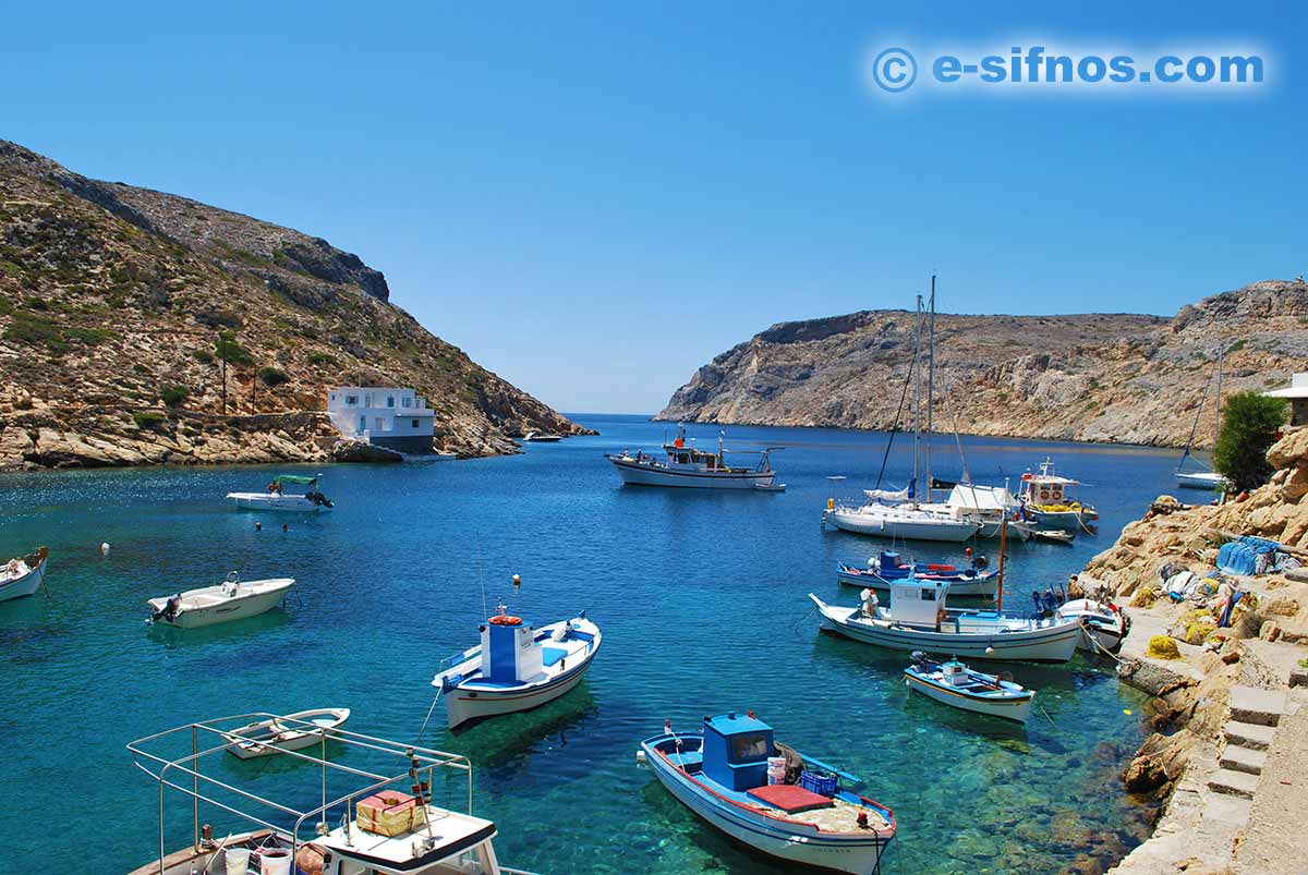 La baia di Cheronissos con barche da pesca
