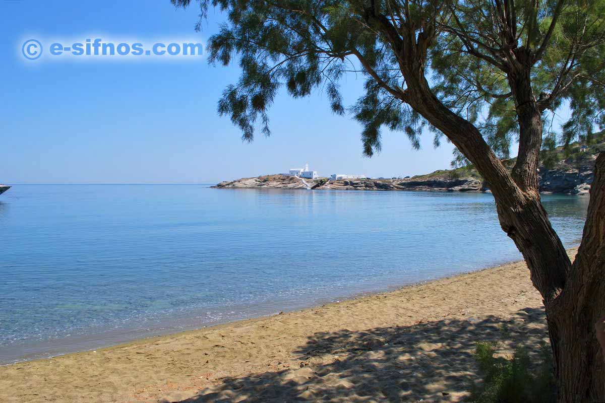 La chiesa di Chrissopigi dalla spiaggia di Apokofto