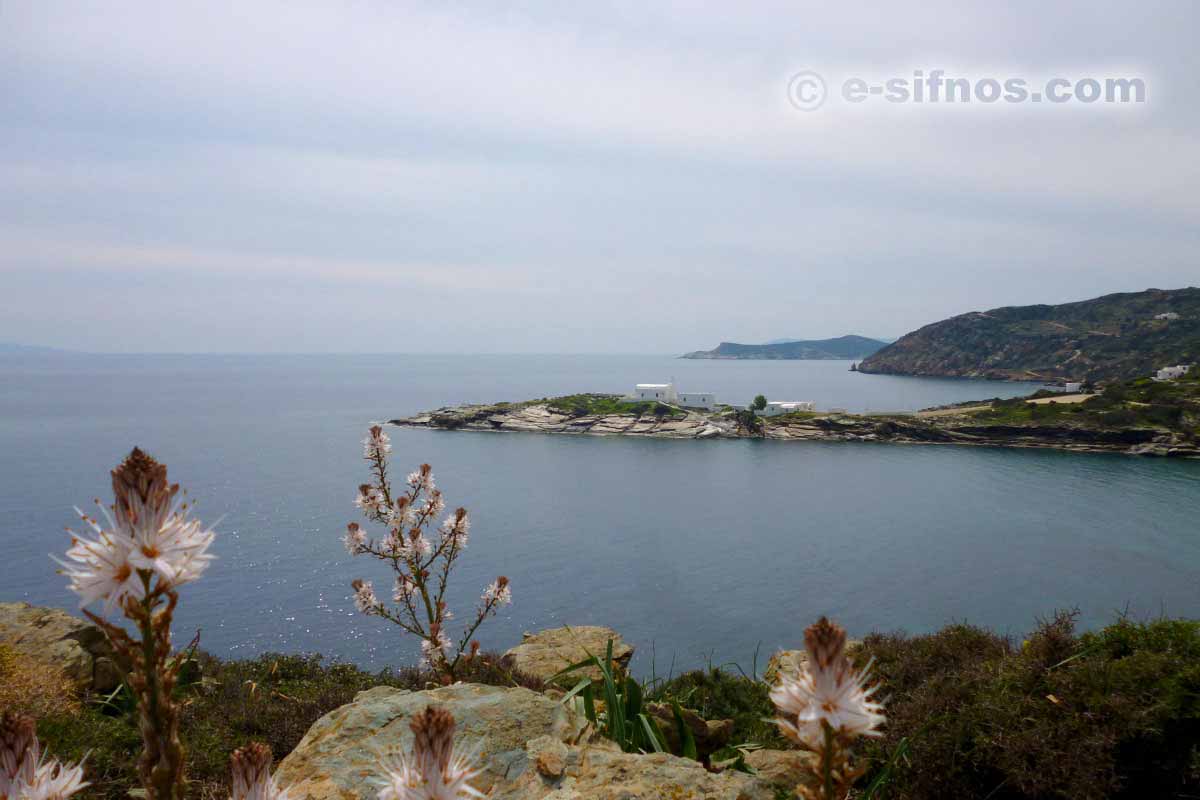 La roccia di Chrissopigi dal sentiero Apokofto - Glifo