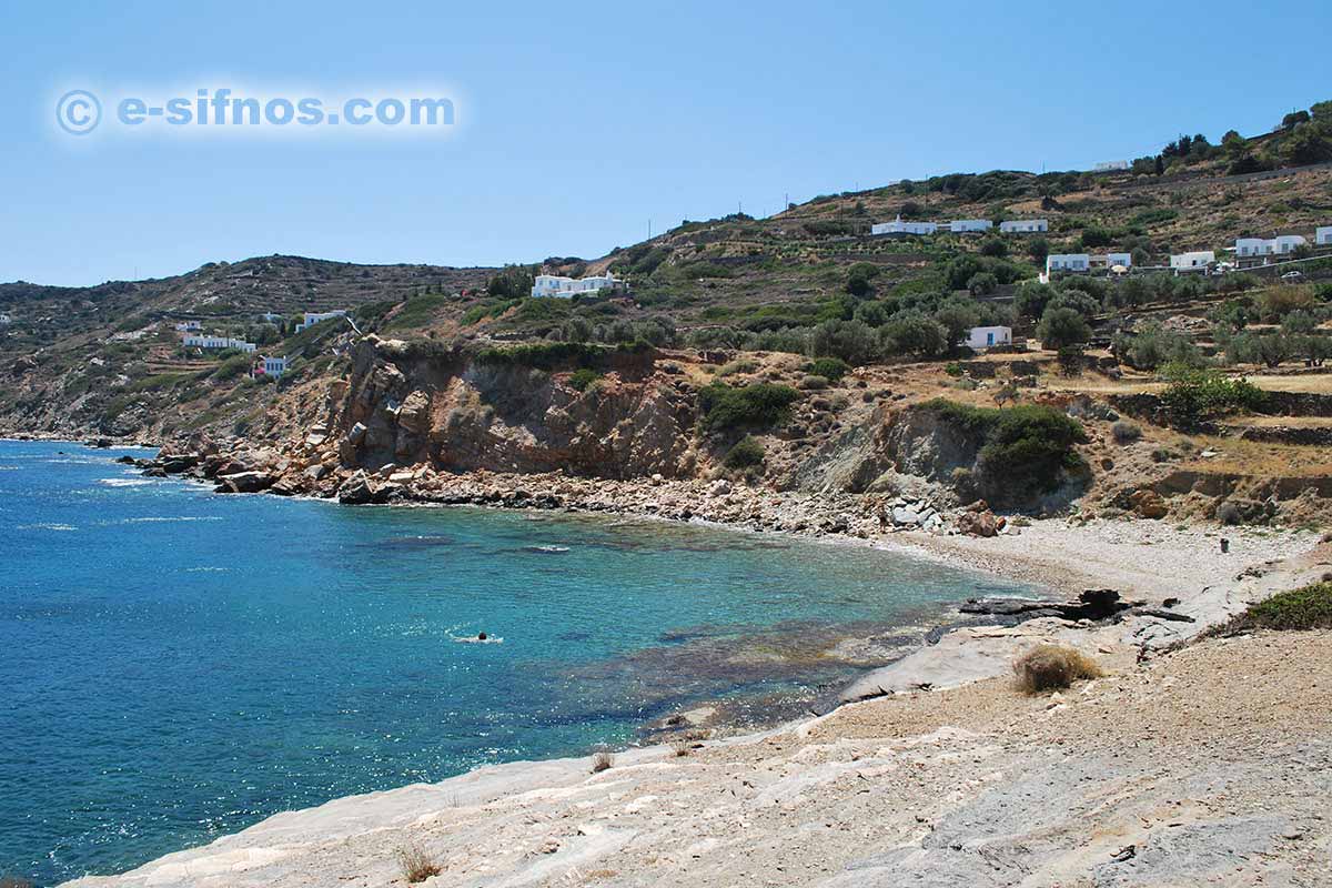 La spiaggia di Saoures accanto a Chrissopigi