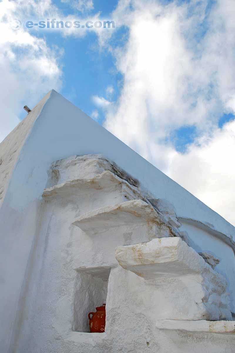 Scala esterna di una vecchia casa a Exambela