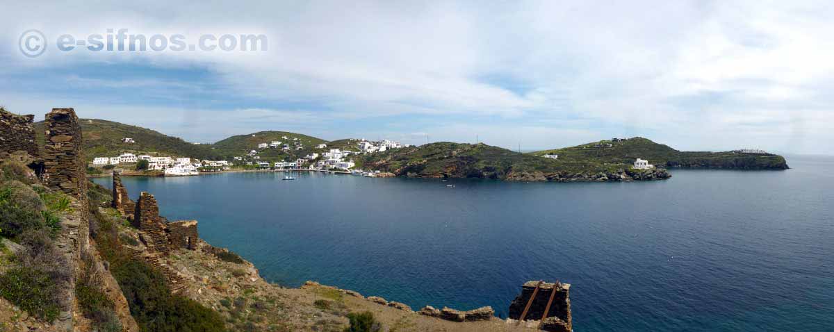 Strutture delle vecchie miniere sul sentiero Glifo-Apokofto. Sullo sfondo il villaggio di Faros
