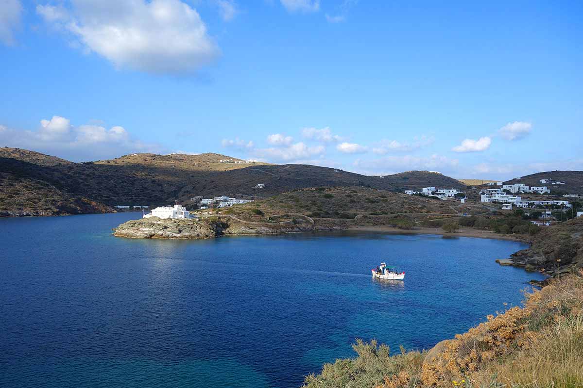 Spiaggia di Fassolou e barca da pesca tradizionale
