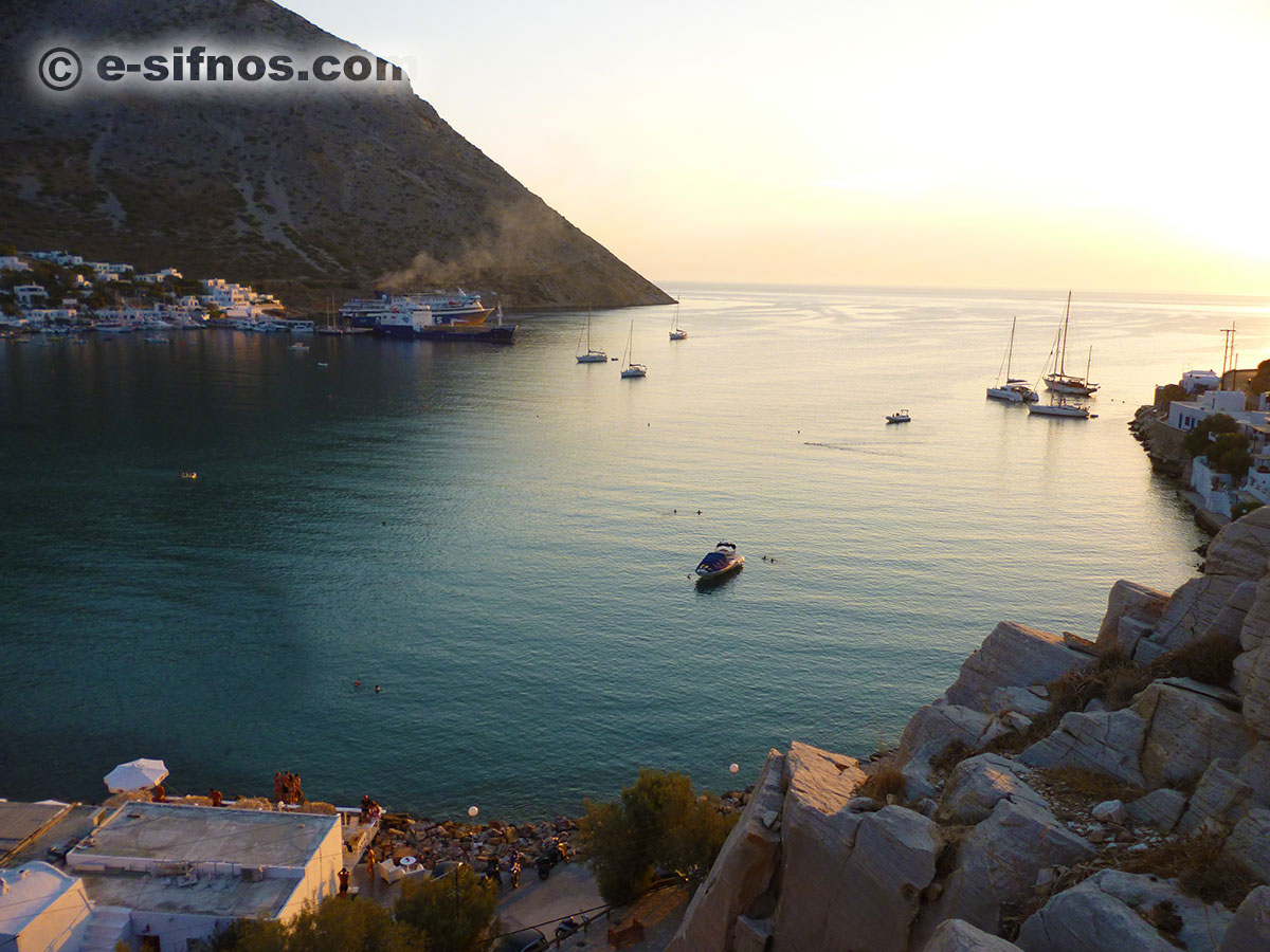 Il sole tramonta sulla baia di Kamares