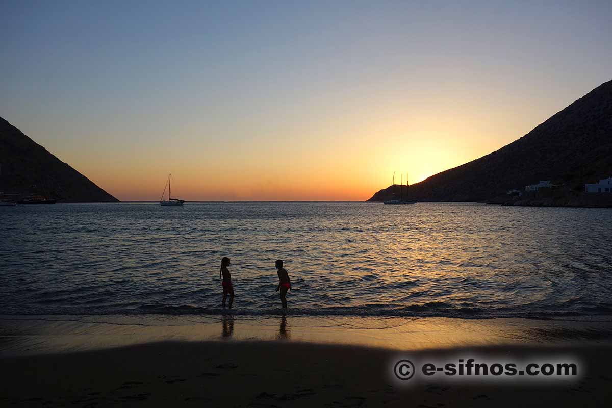 Bambini che giocano sulla spiaggia al tramonto