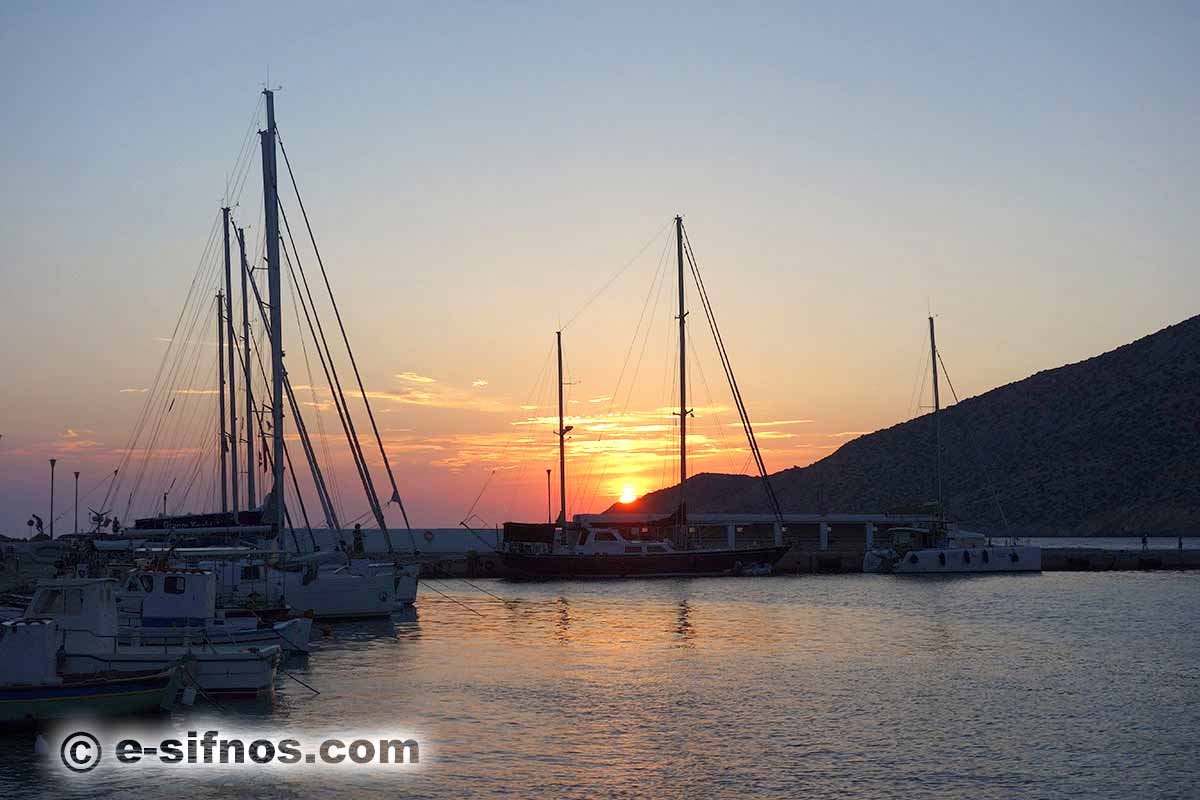 Barche a vela al porto di Sifnos al tramonto