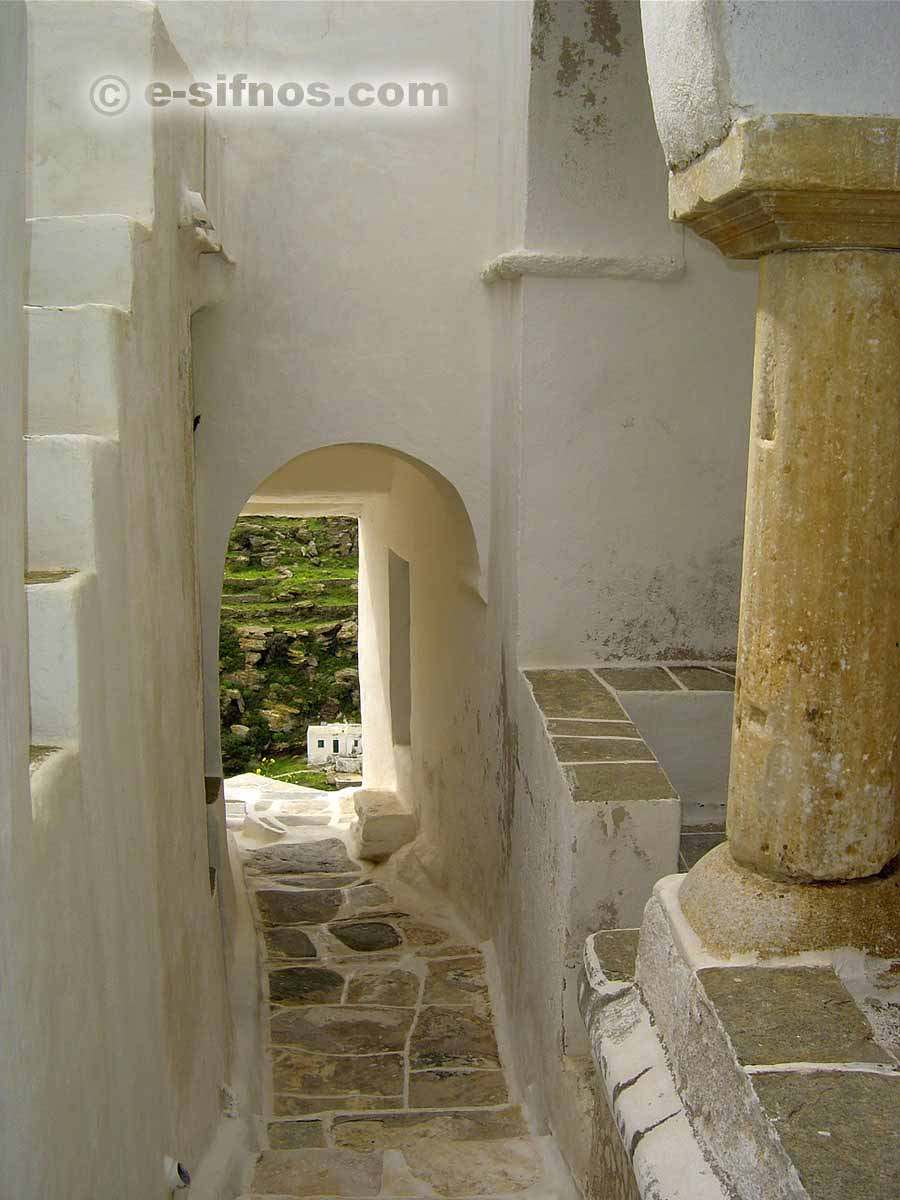Vicolo di Kastro con colonna antica