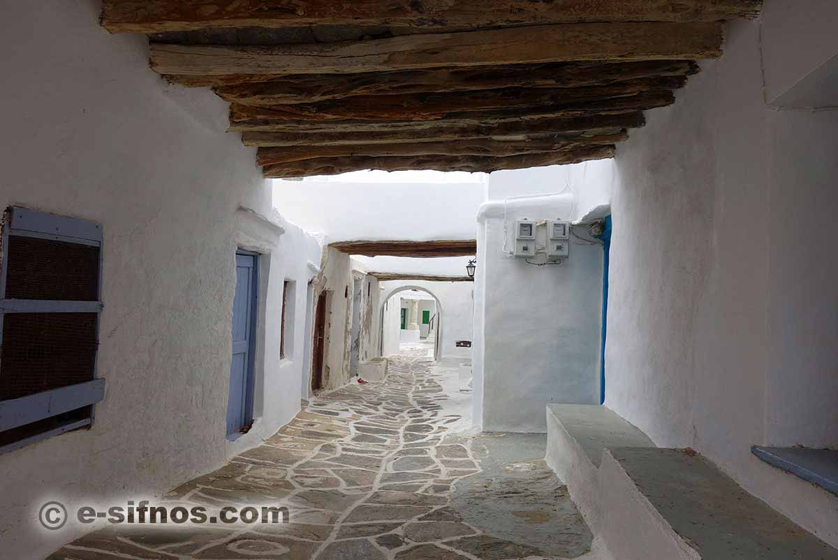Stretti vicoli nel villaggio di Kastro