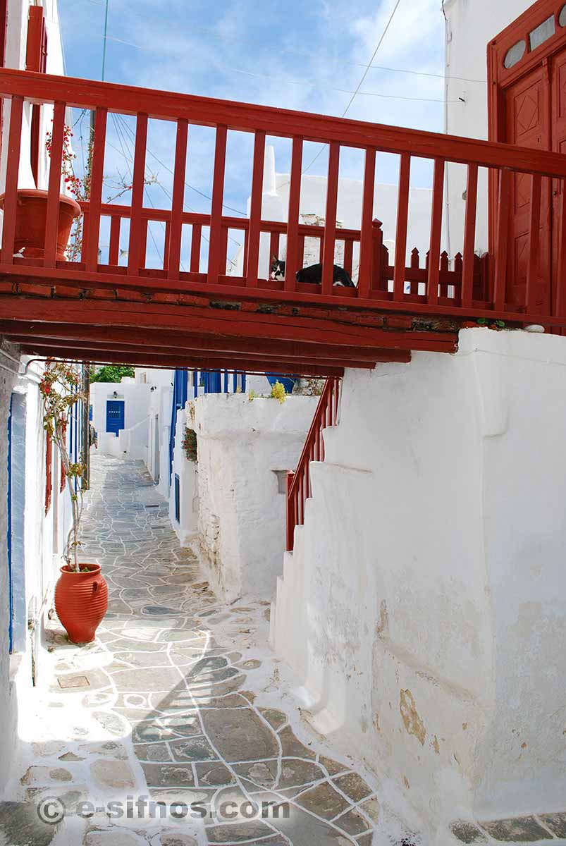 Un balcone rosso nel villaggio di Kastro a Sifnos