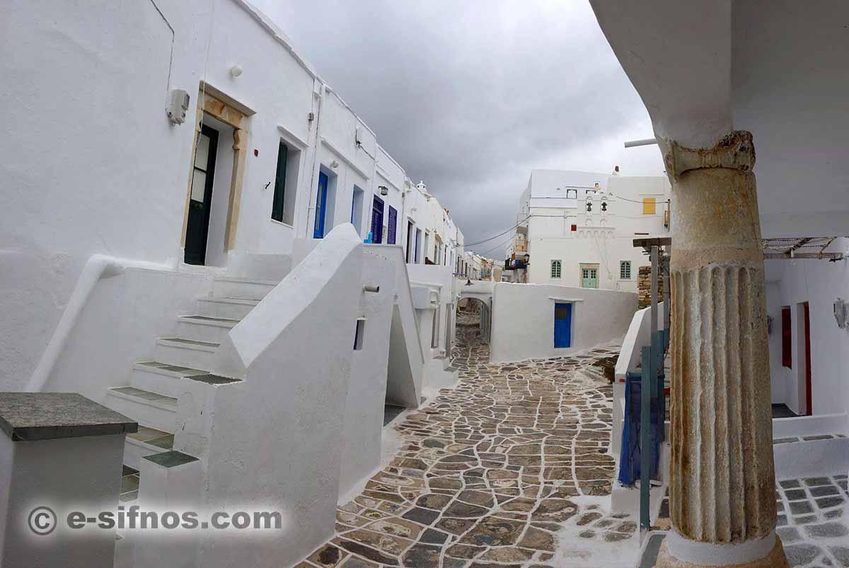 Il villaggio di Kastro con nuvole cariche
