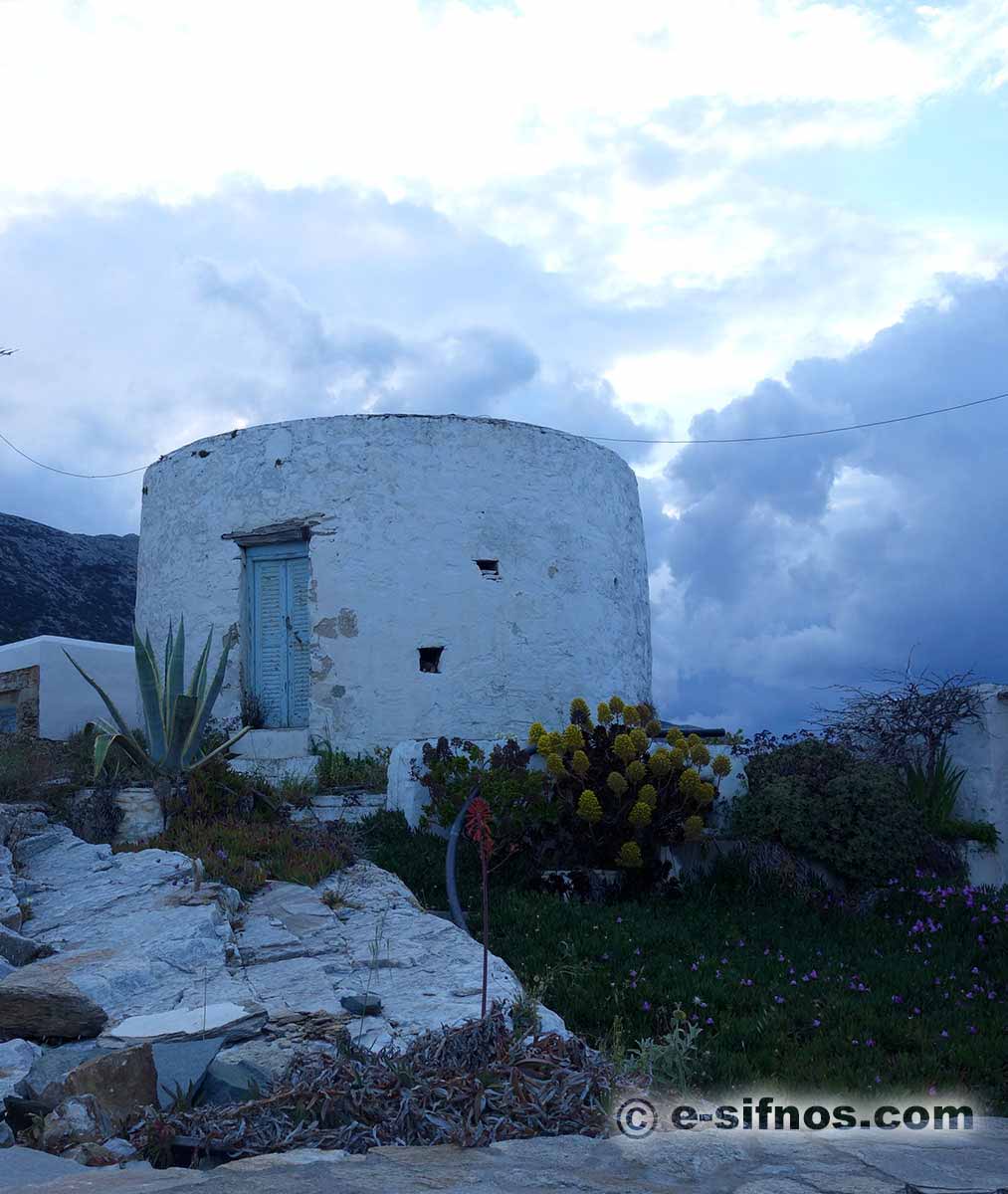 Vecchio mulino a vento a Katavati di Sifnos