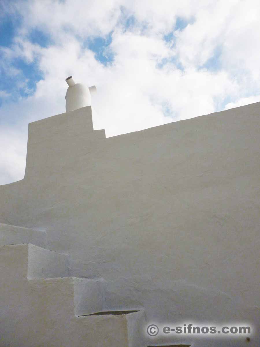 Camino in ceramica bianco (flaros) a Pano Petali