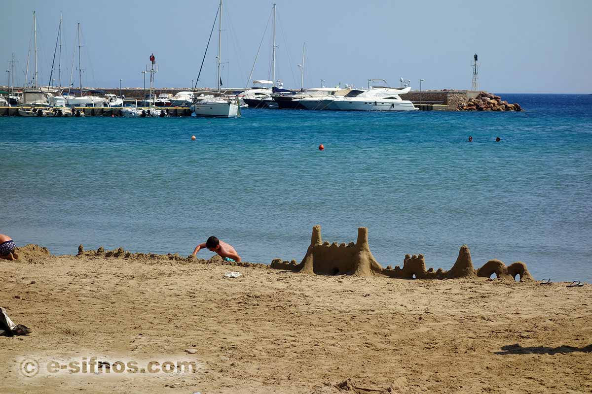 La spiaggia di Platis Gialos