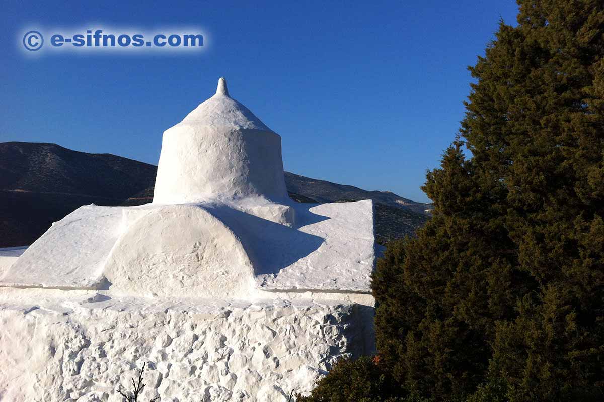La chiesa di Kitriani sull’isola di fronte a Platis Gialos