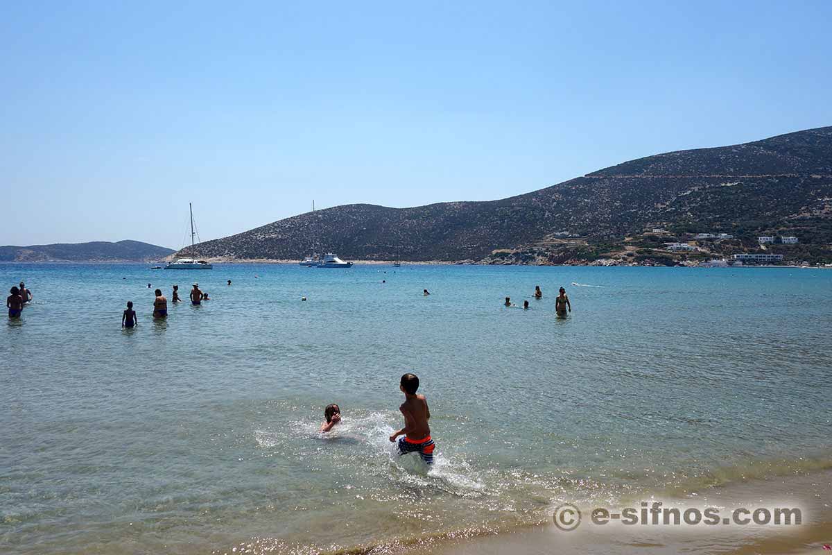 La spiaggia sabbiosa di Platis Gialos