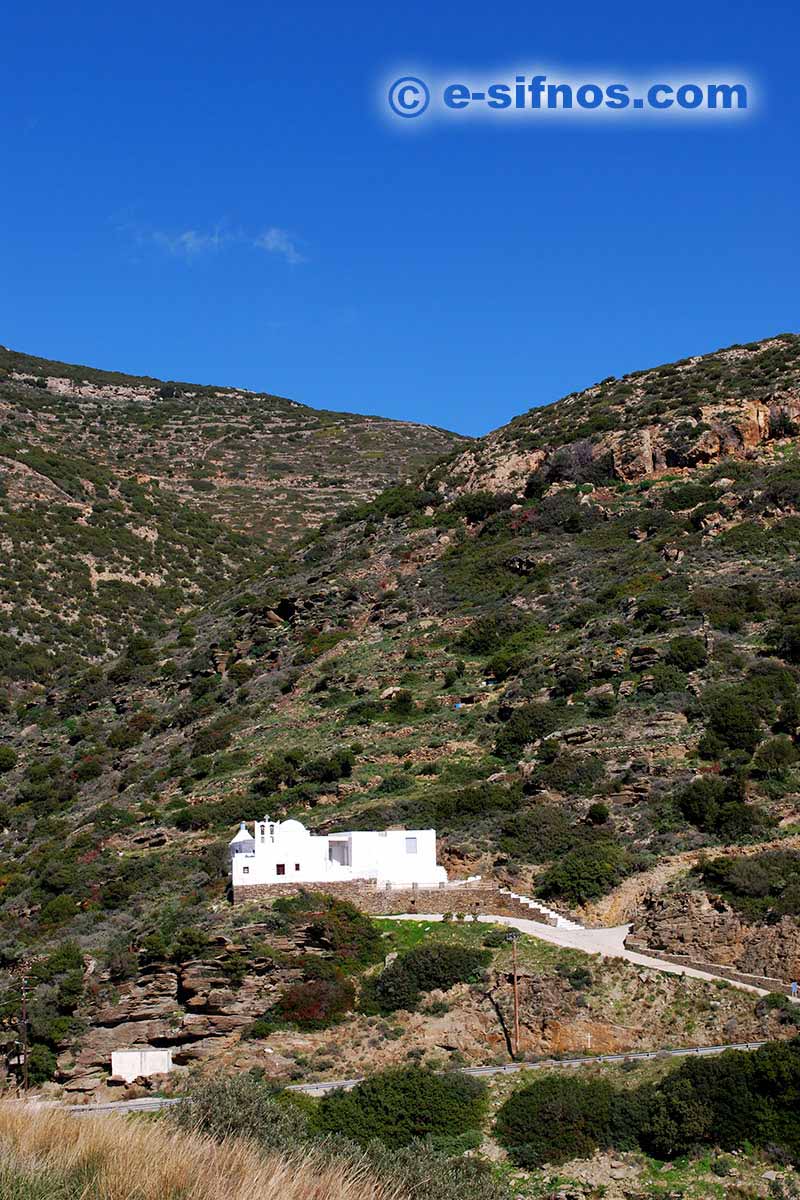 La chiesa dei Taxiarchis a Mersini, lungo la strada per Vathi