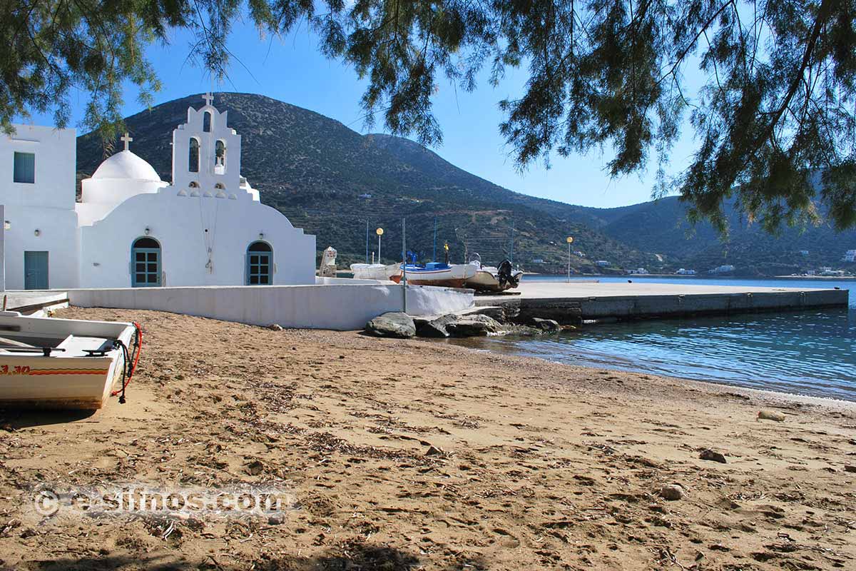 Chiesa dei Taxiarchis e piccolo molo di Vathi