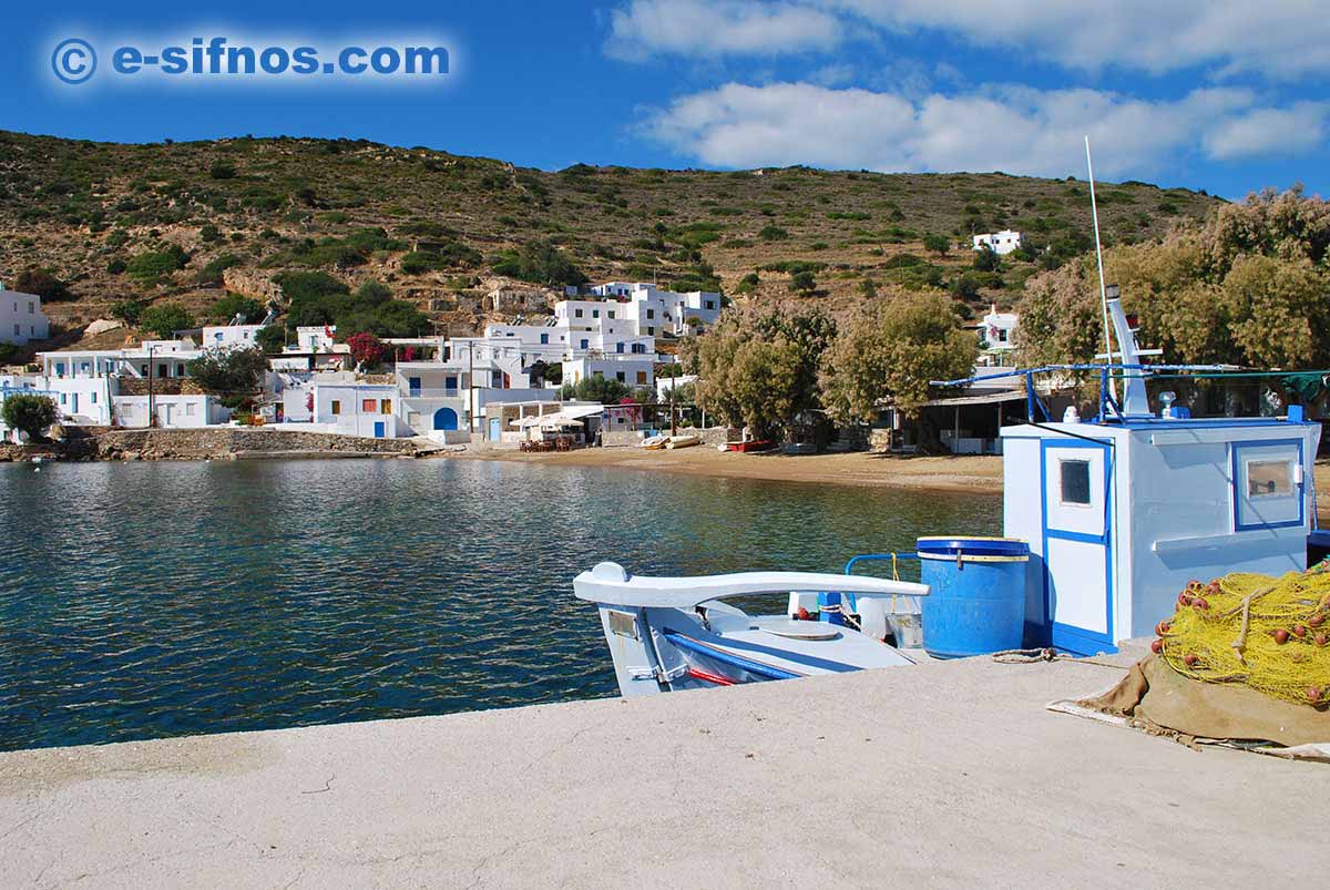 Spiaggia accanto alla chiesa dei Taxiarchis a Vathi