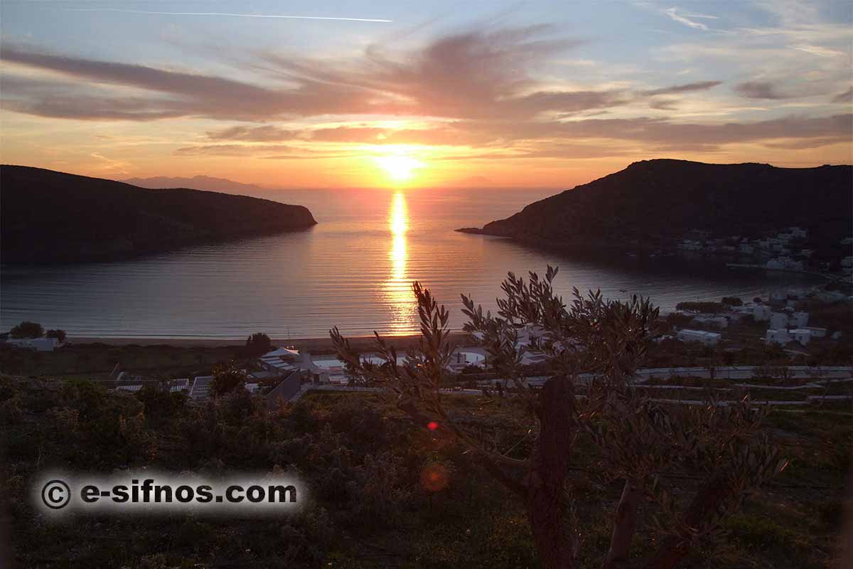 Il sole tramonta nel golfo di Vathi