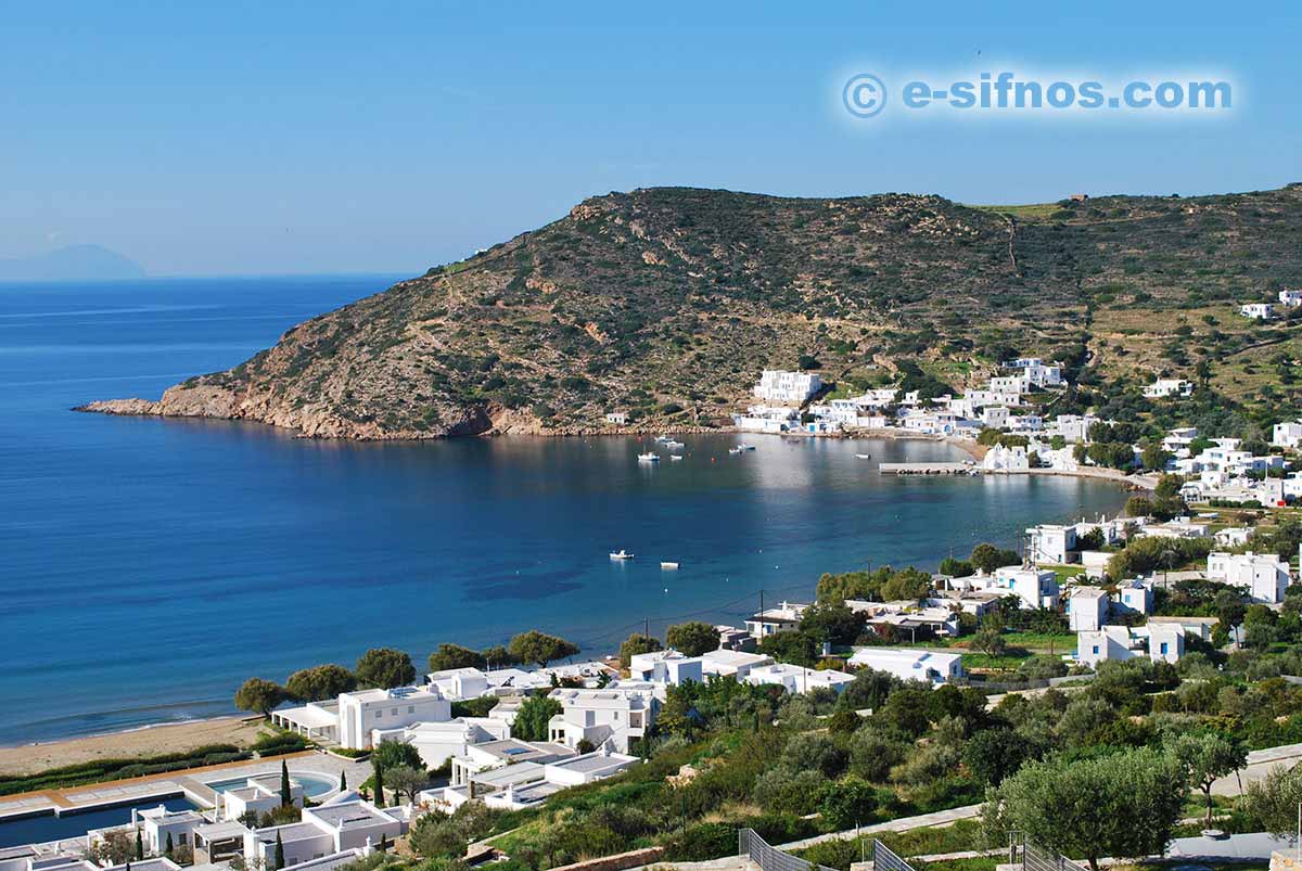 Spiaggia di Vathi e chiesa dei Taxiarchis