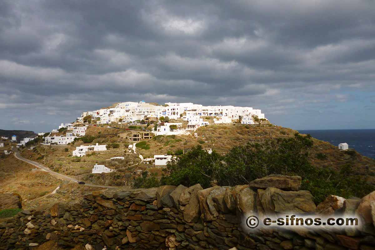 Nubi scure sopra il villaggio di Kastro a Sifnos