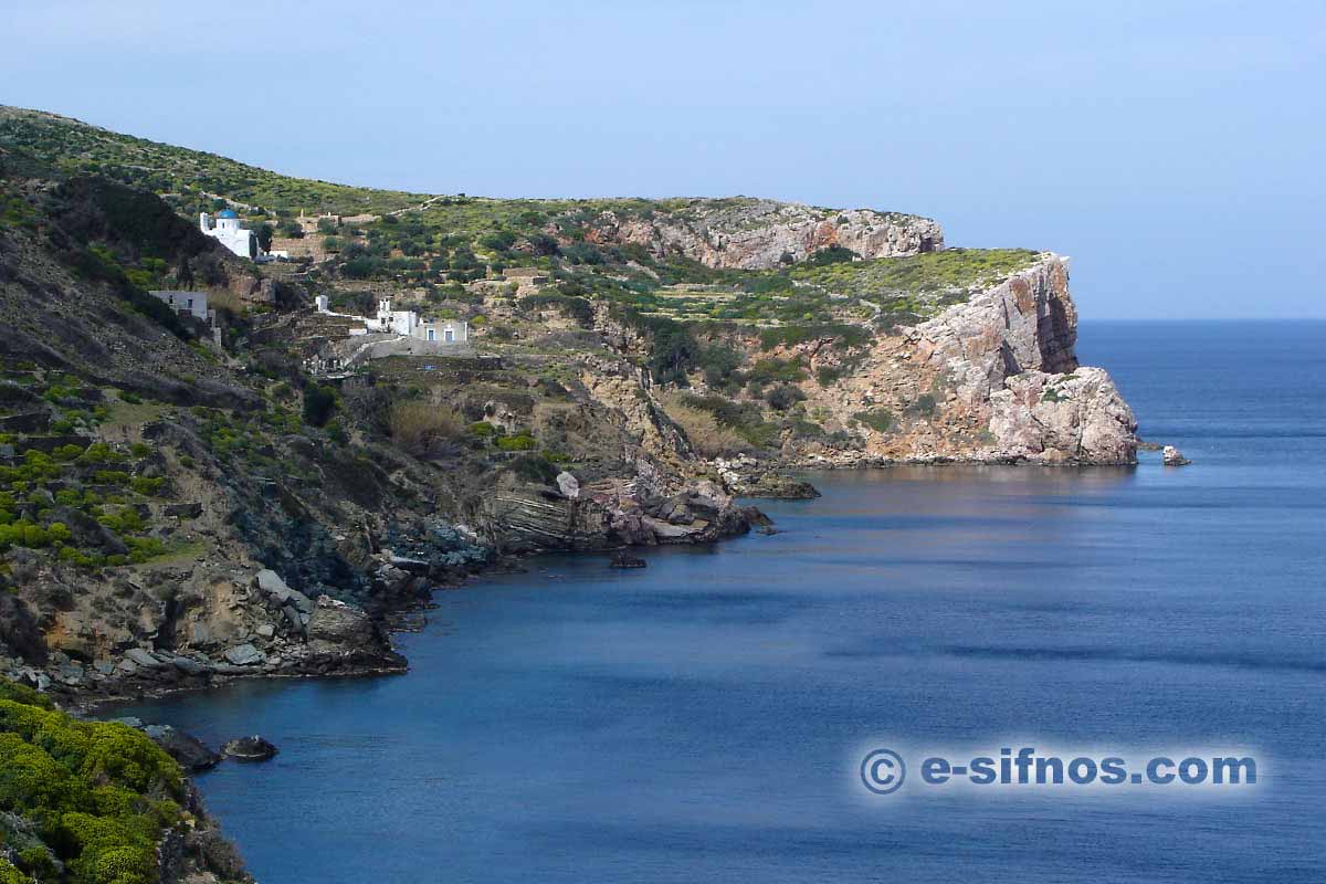 La chiesa di Panagia Poulati in una giornata primaverile