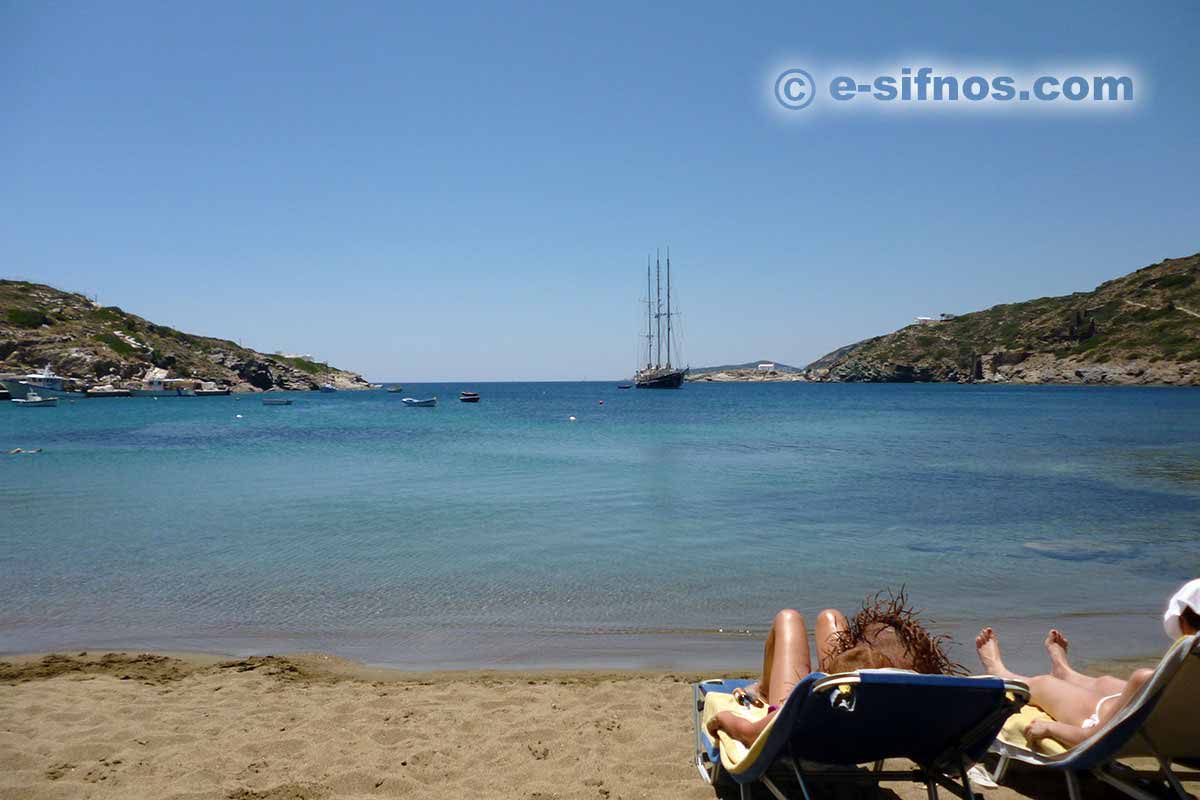 Godendosi il sole e il mare nella spiaggia di Faros