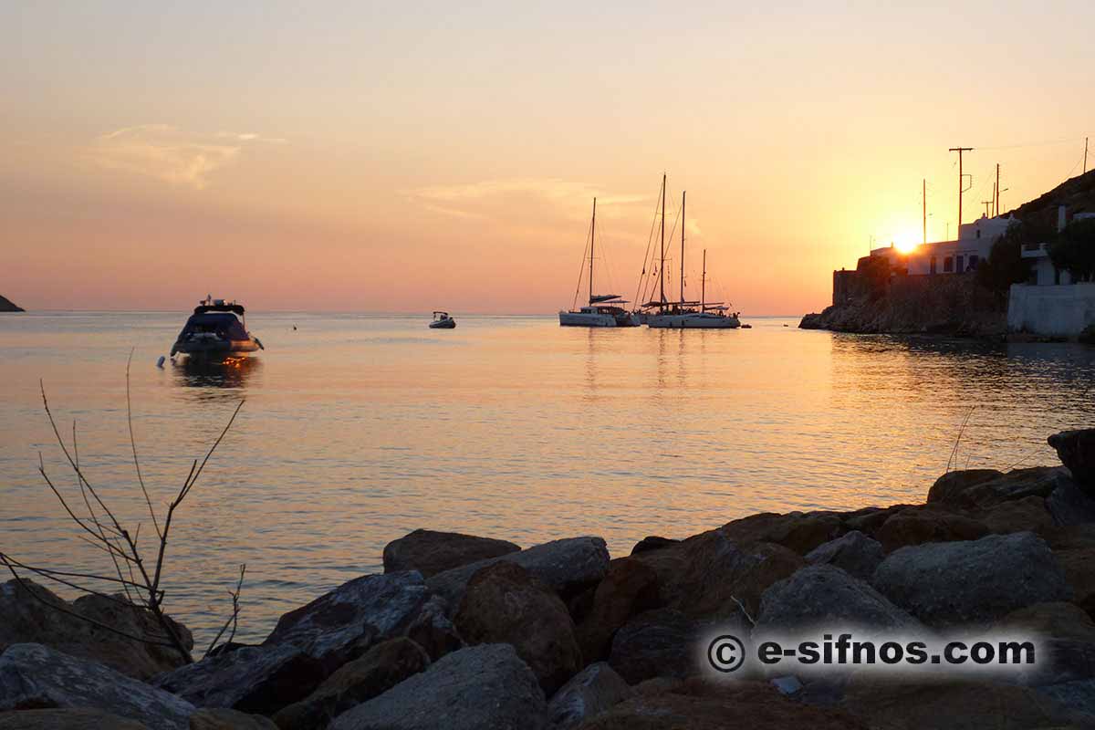 Il sole tramonta sul golfo di Kamares