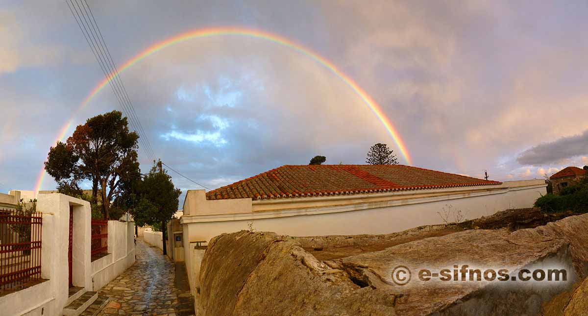 Un arcobaleno sopra Artemonas, Sifnos, in un giorno d’autunno