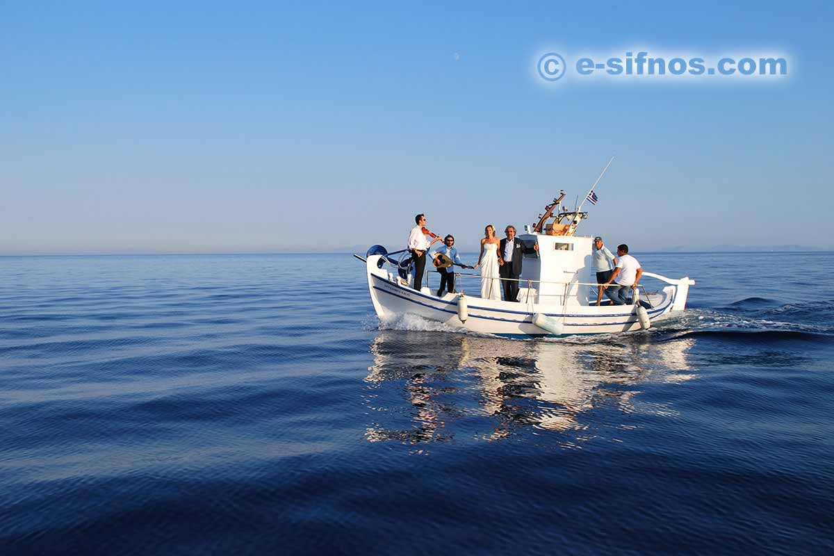 Trasporto della sposa con una barca da pesca tradizionale