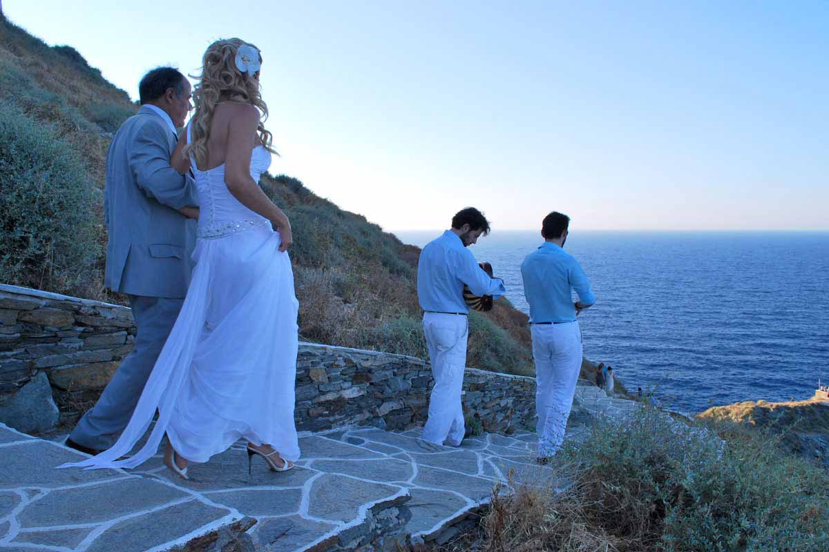 Musicisti tradizionali a un matrimonio nella chiesa dei 7 Martiri a Kastro