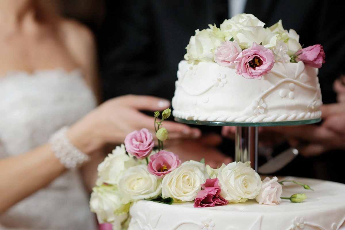 Torta nuziale decorata con rose