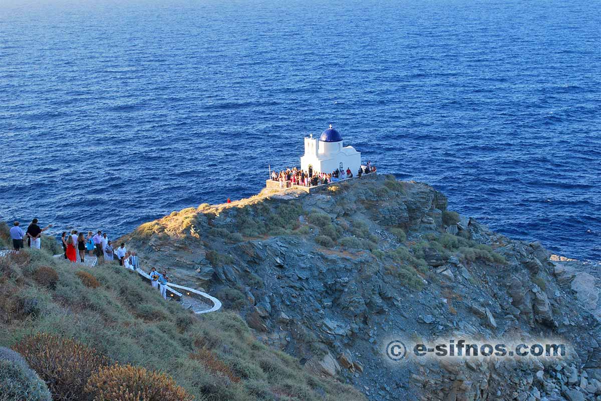 Matrimonio nella piccola chiesa dei 7 Martiri, a Kastro