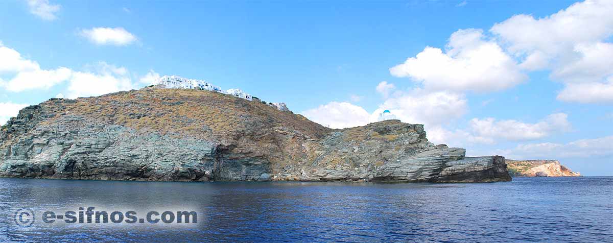Il villaggio di Kastro e la chiesa dei 7 Martiri, vista dal mare
