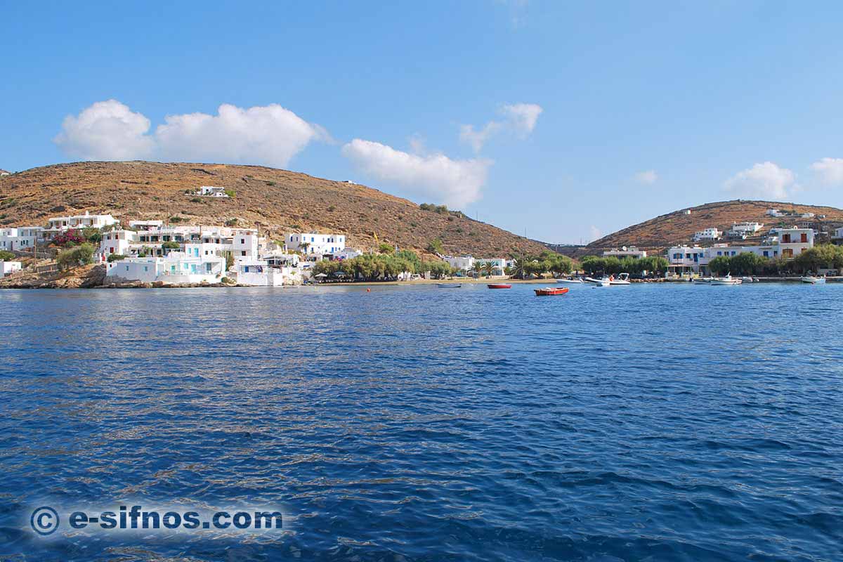 La spiaggia e il villaggio di Faros dal mare