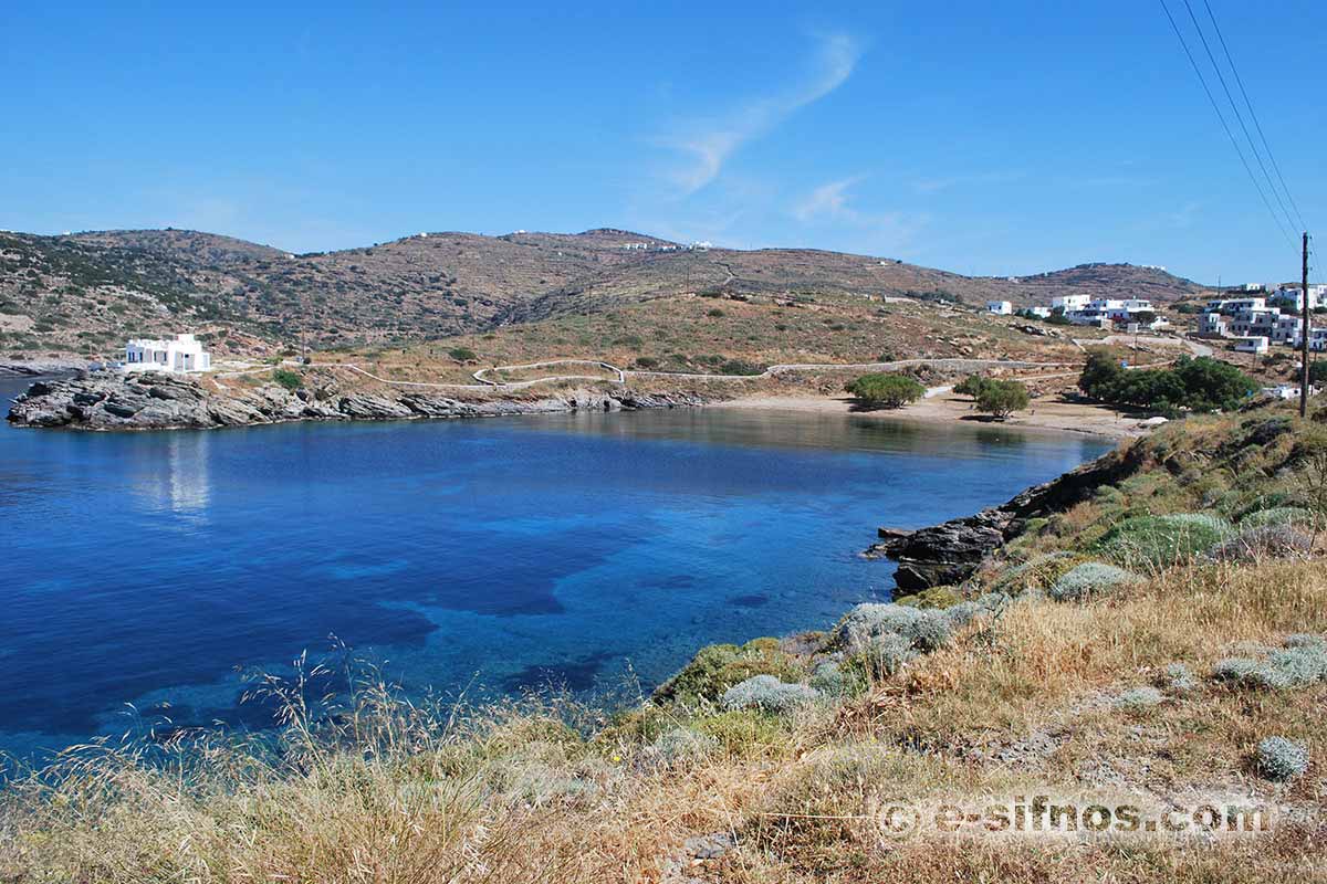 La spiaggia di Fassolou vista dalla strada che porta al monastero di Stavros
