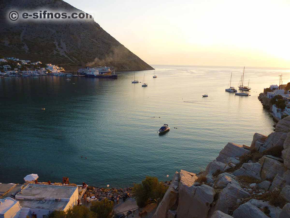 Il golfo di Kamares al tramonto
